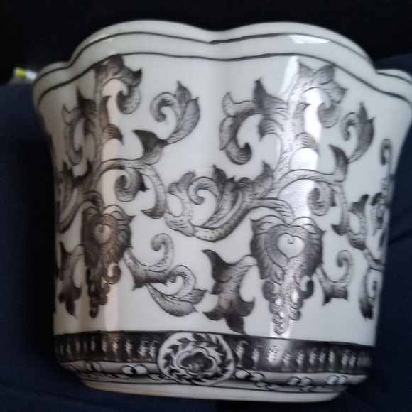 Black and White Ceramic Planter - Picture 6 of 7